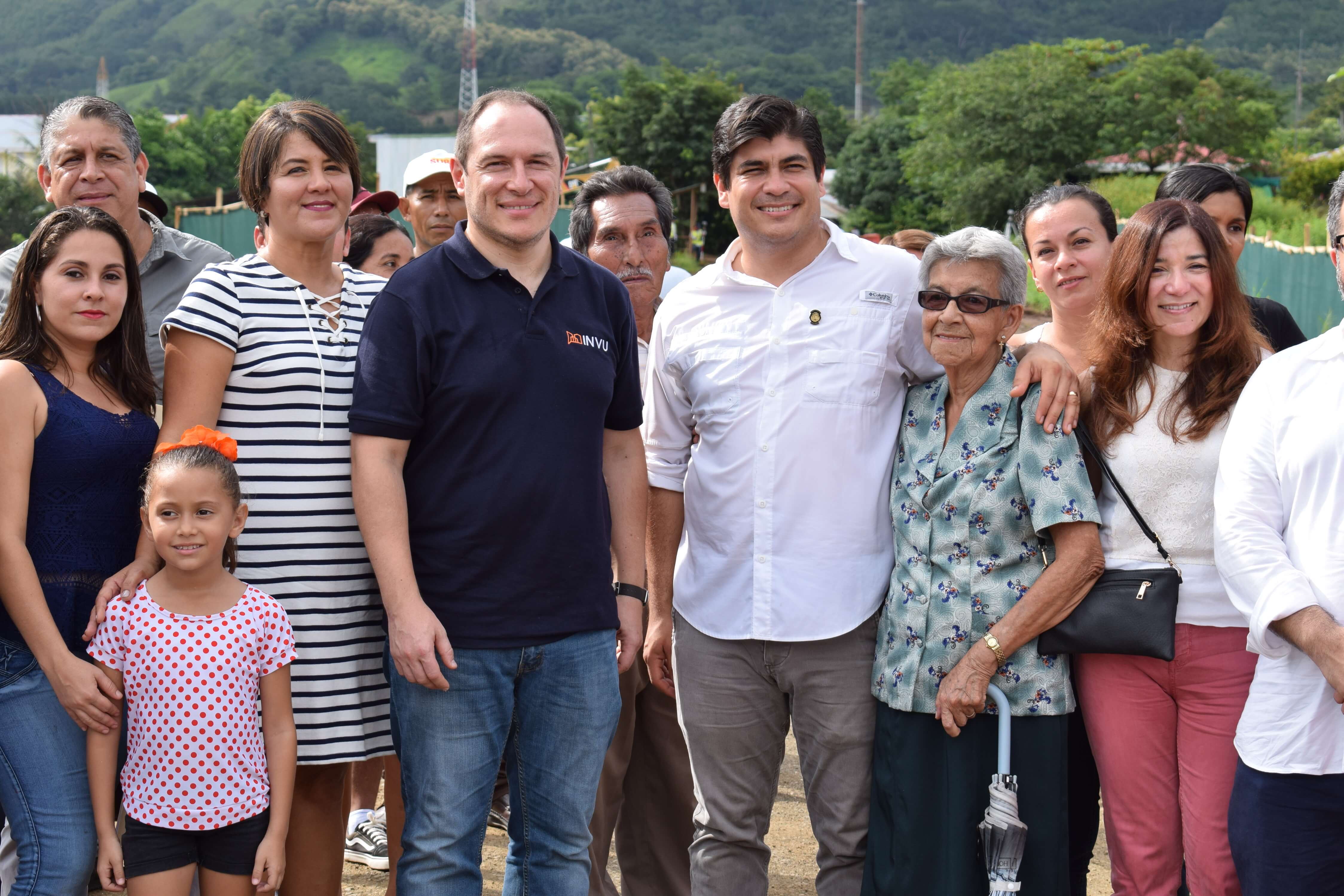 Imagen de la mesa principal con el señor Presidente de la República..