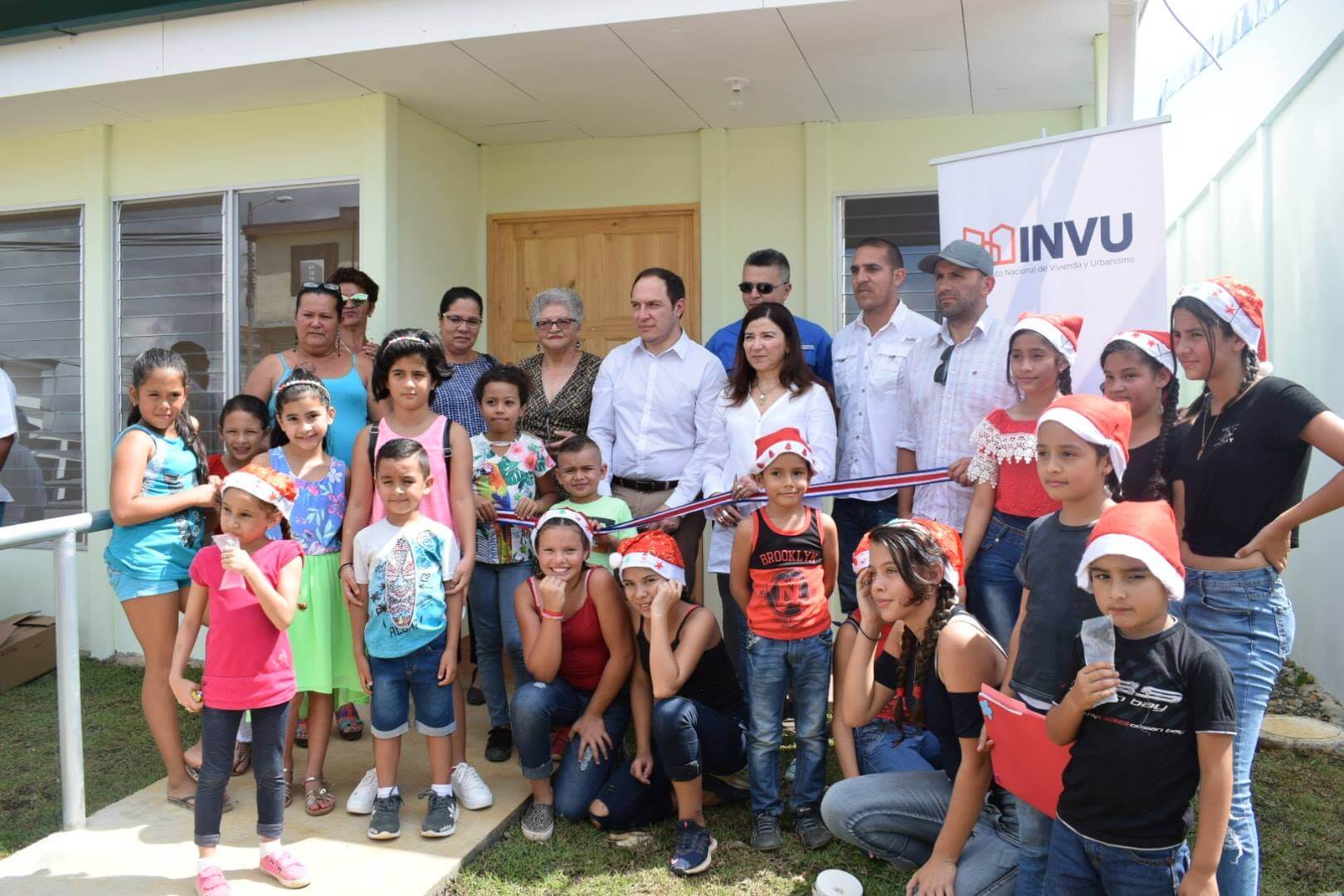 En la imagen Tomás Martínez - Presidente Ejecutivo del INVU, Irene Campos - Ministra de Vivienda con las familias beneficiarias.
