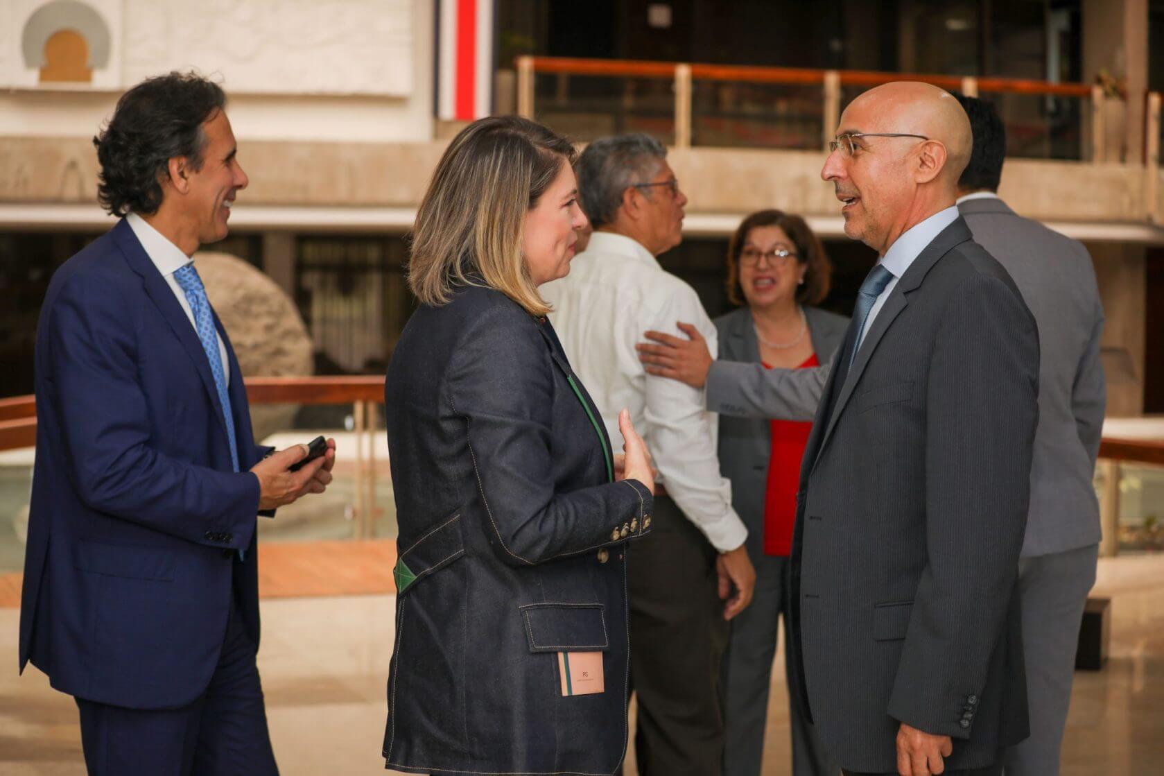 La señora Claudia Dobles, Primera Dama de la República es quien coordina el sector vivienda.