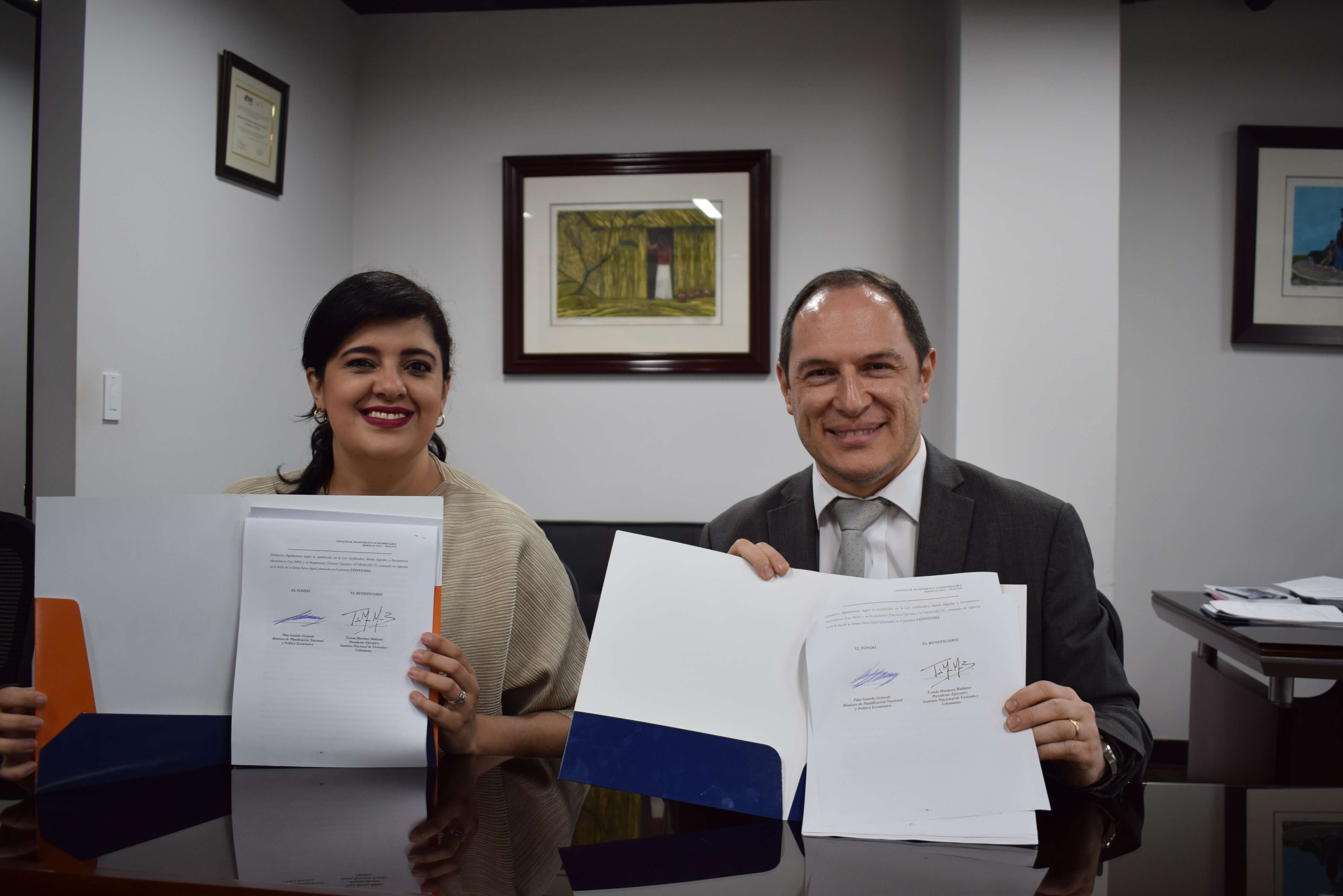 La señora Pilar Garrido Gonzalo - Ministra de Planificación y el señor Tomás Martínez - Presidente Ejecutivo del INVU, firman convenio...