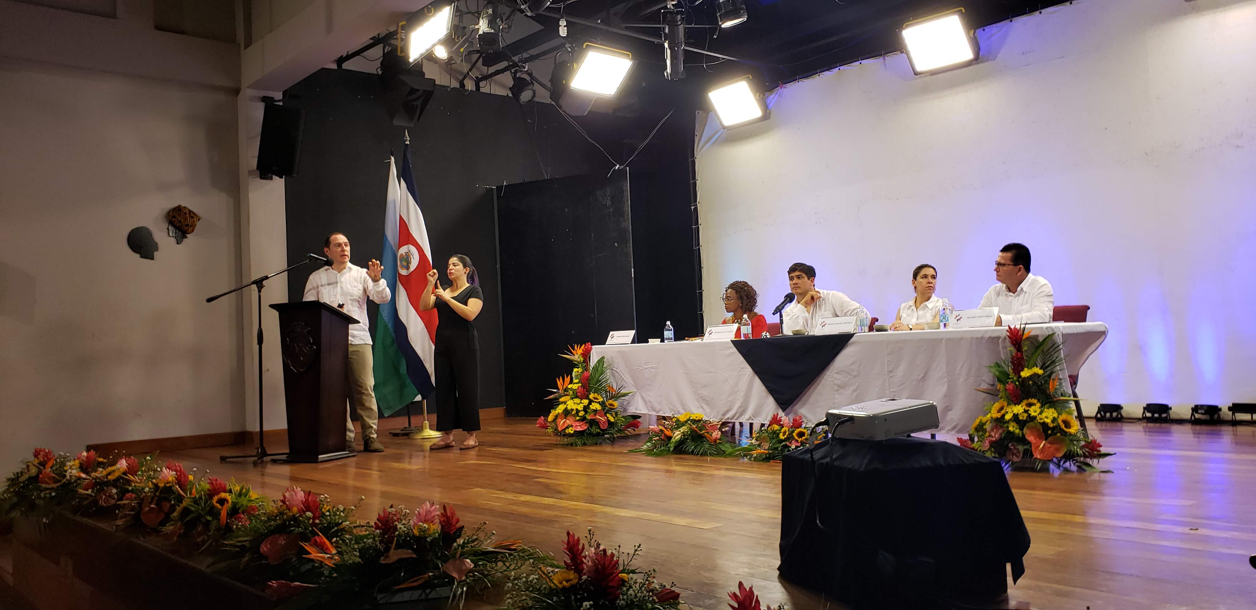 El señor Tomás Martínez explica en Consejo de Gobierno los proyectos del INVU para la provincia de Limón.