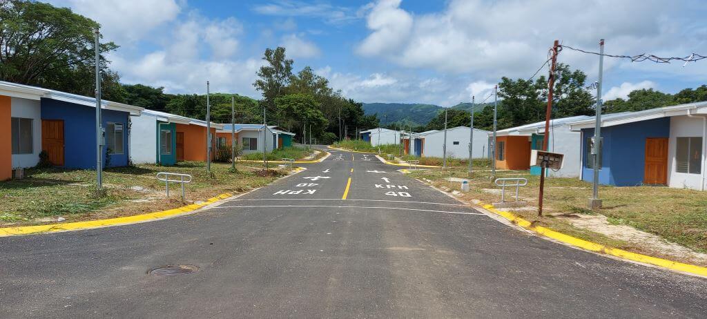 Imagen donde se notan las casas que se están construyendo..