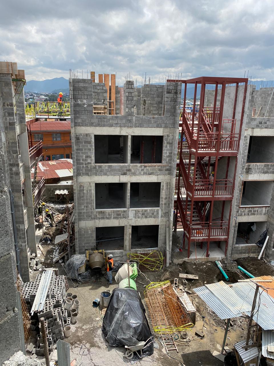 El proyecto cuenta con 3 torres de 4 pisos cada una para las 22 familias que habitaban de manera irregular en terrenos INVU.