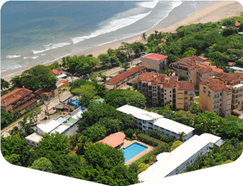 Imagen de casas a la par de una playa