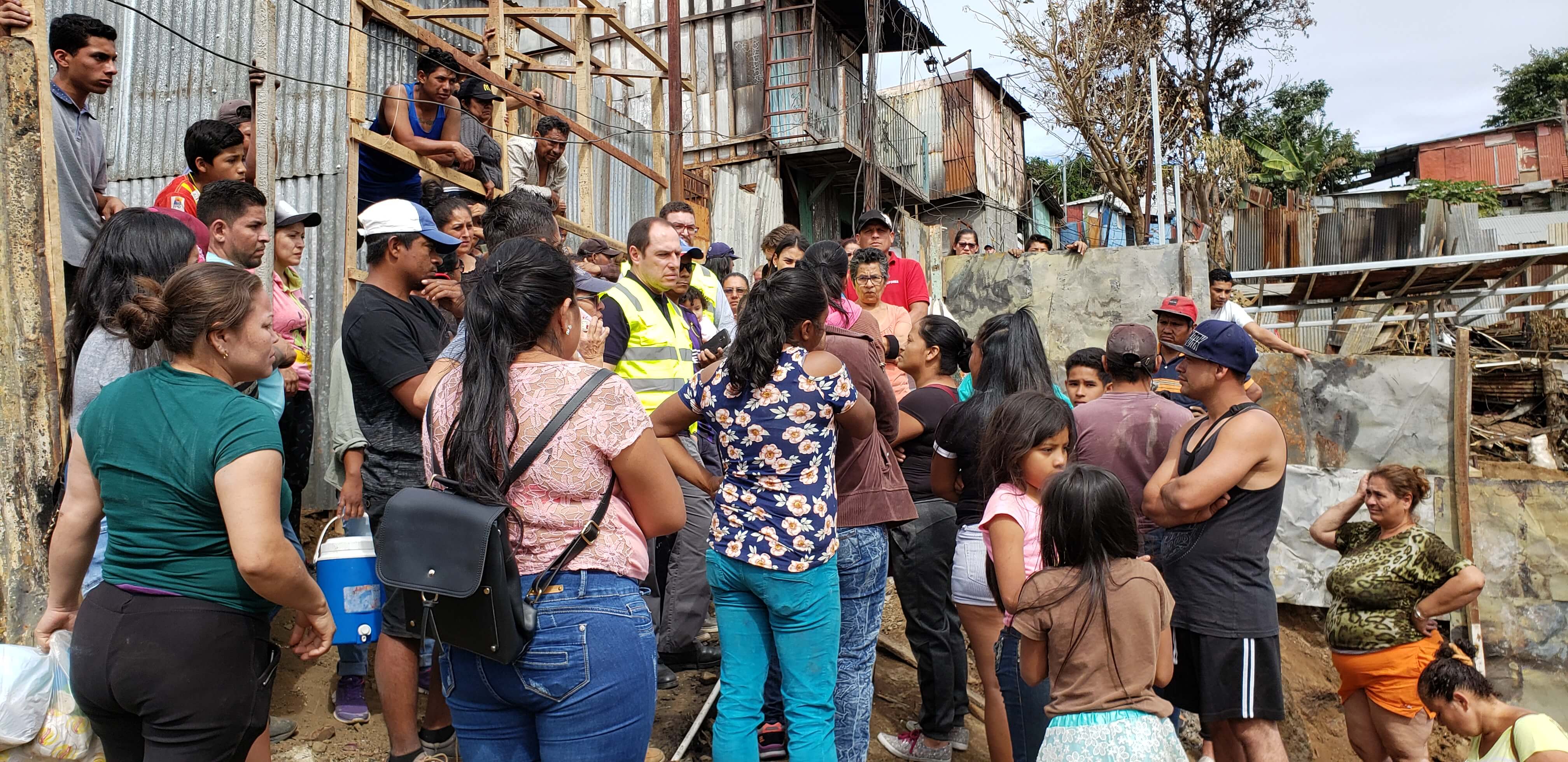El señor Tomás Martínez conversa con las familias afectadas en el terreno donde se desarrollará el proyecto El Fortín