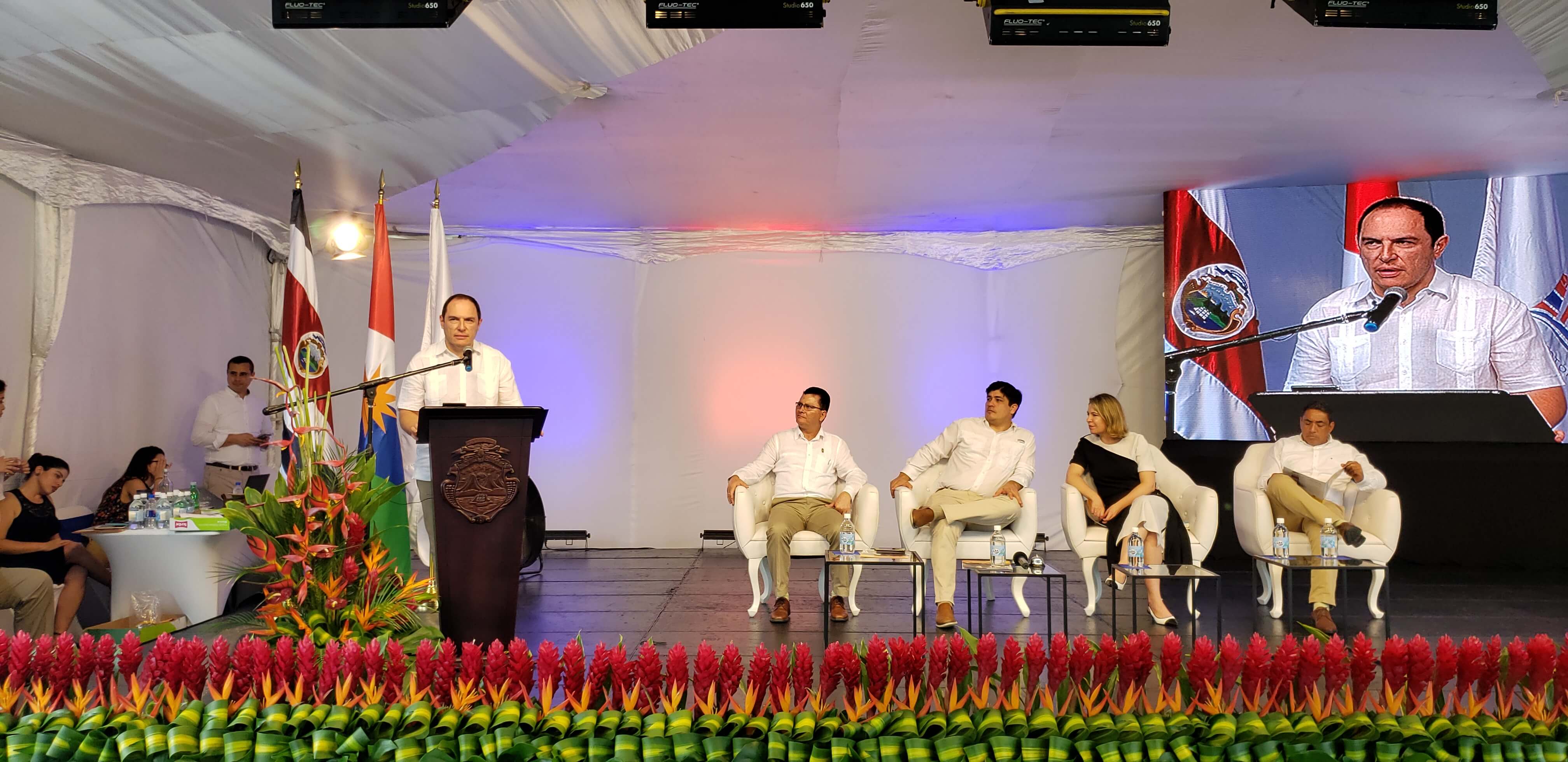 El señor Tomás Martínez, explica el Proyecto de Renovación Urbana para Puntarenas, así como el Proyecto Diseño Paisajístico Boulevard Acceso a Puntarenas.