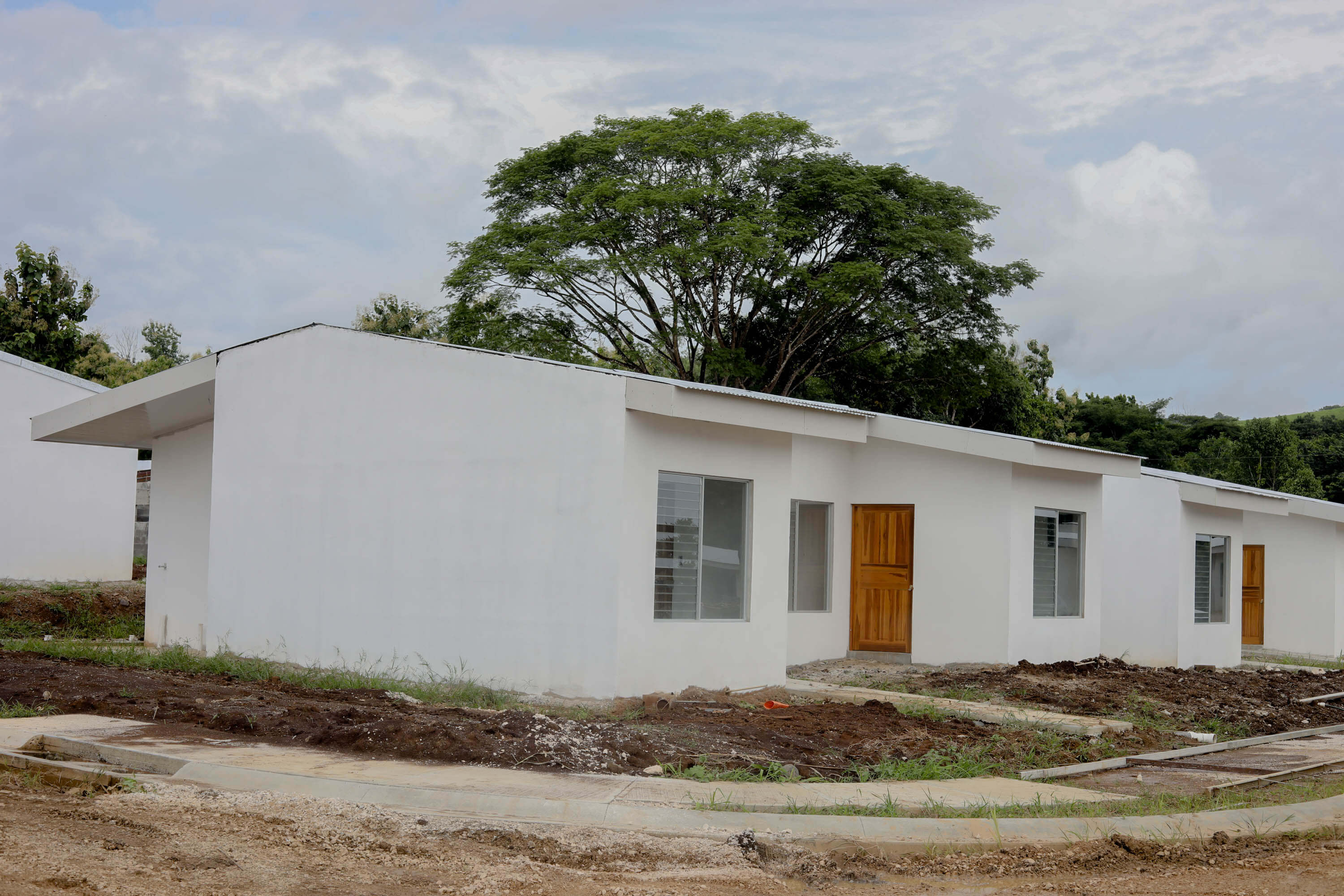 El proyecto se construye en terrenos del INVU, cerca del centro del Cantón de Hojancha, este brindará 78 soluciones a familias de la zona, dos casas levantadas, tintadas de blanco
