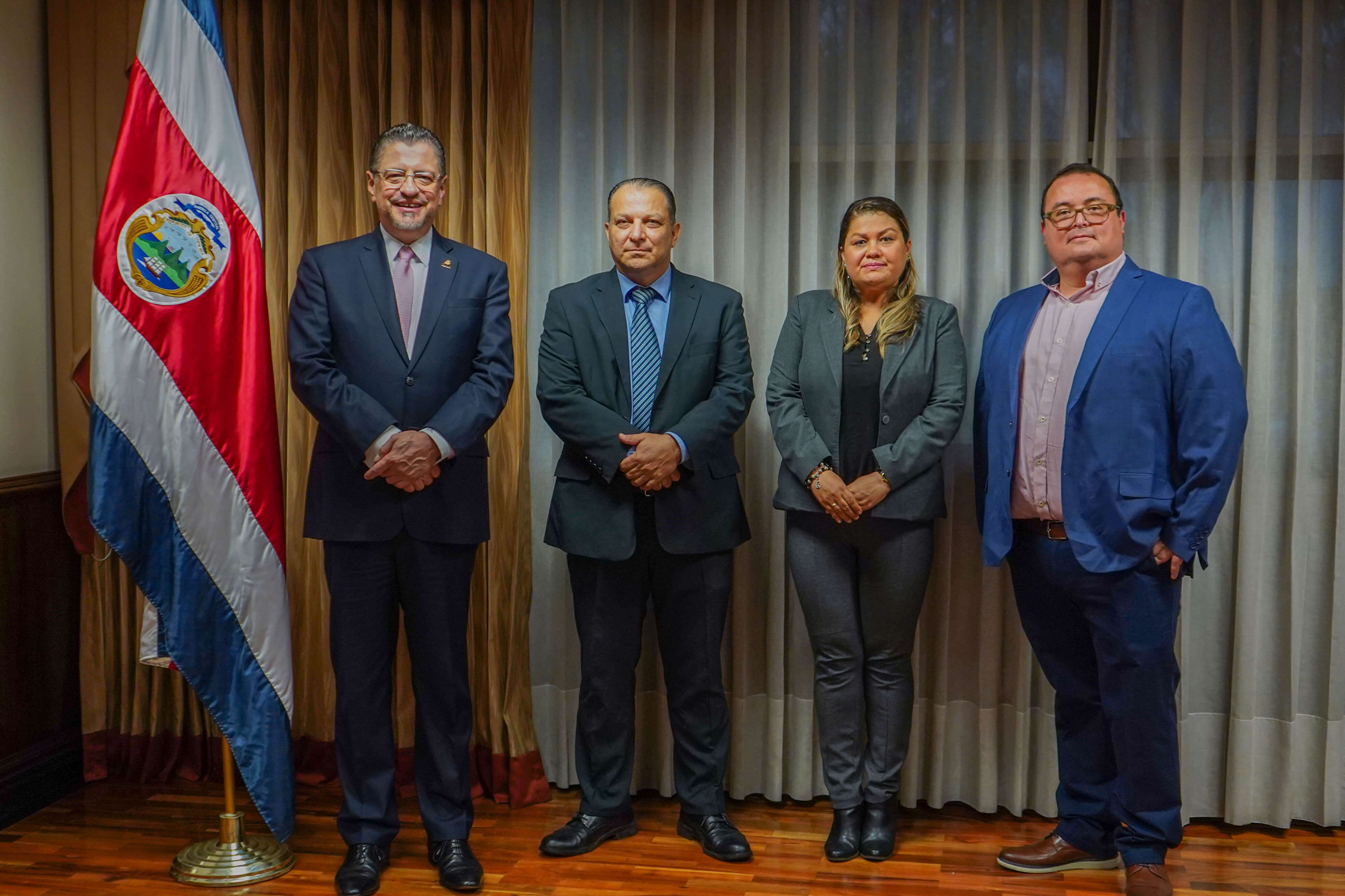 Nuevos miembros de Junta Directiva junto al Presidente Rodrigo Chaves.