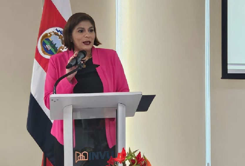 Presidenta Ejecutiva Angela Mata durante la presentacion de la guia