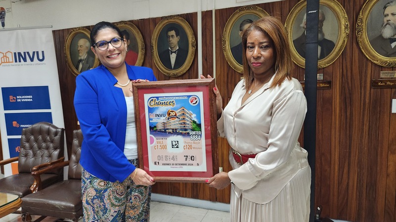 En la develación del billete participaron la presidenta ejecutiva del INVU, Ángela Mata, y la presidenta de la JPS, Esmeralda Britton..