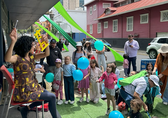 Familias enteras, niños, adultos, adultos mayores, jóvenes se acercaron frente al edificio del INVU a disfrutar de Amón Cultural 2025