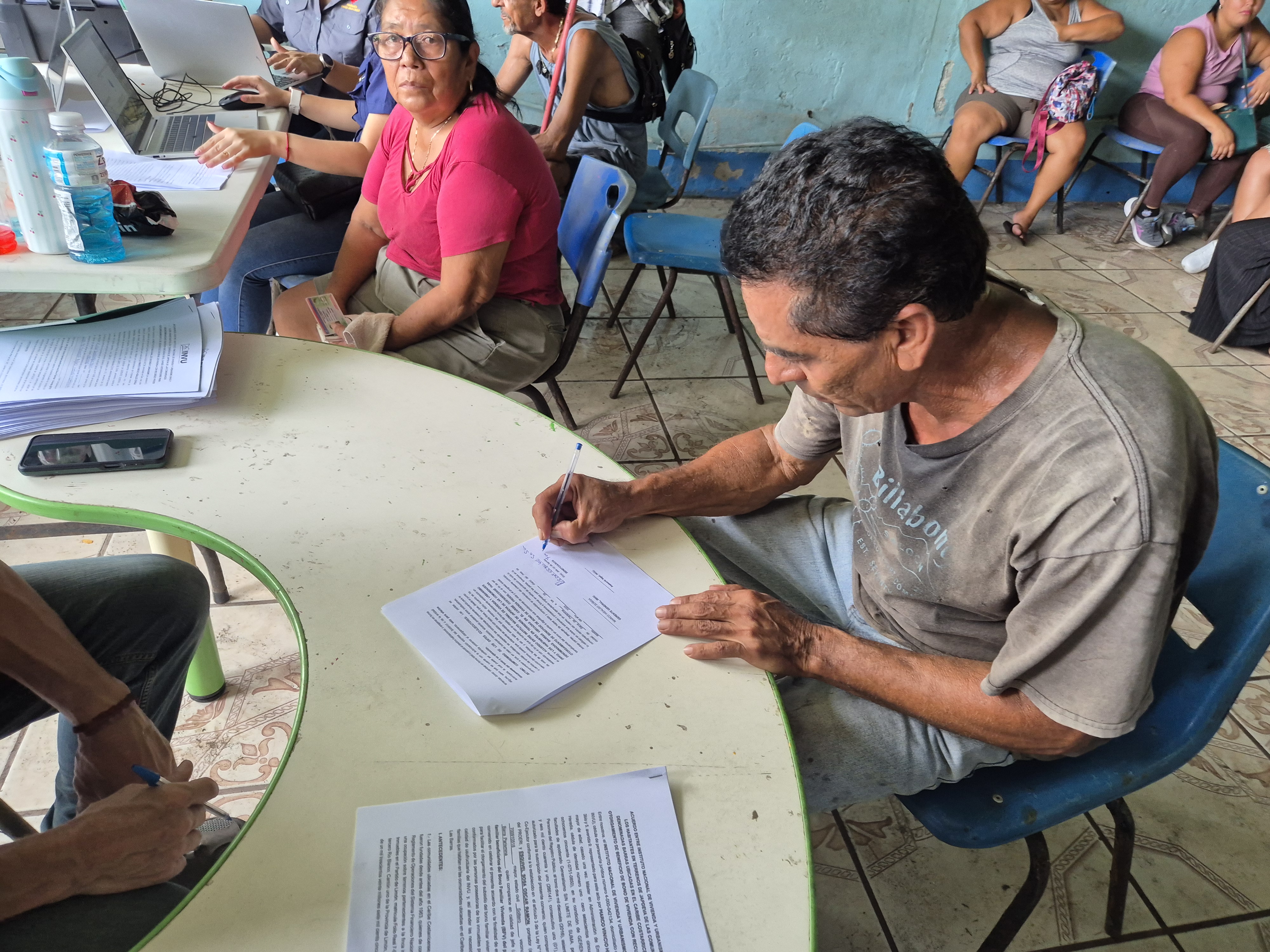 La firma de los acuerdos suscritos entre las familias y el INVU permitirán acceder al bono de vivienda y avanzar en la construcción de sus casas.