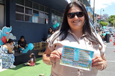 Como parte del programa de voluntariado del INVU, varias personas funcionarias donaron su tiempo para compartir con el público.