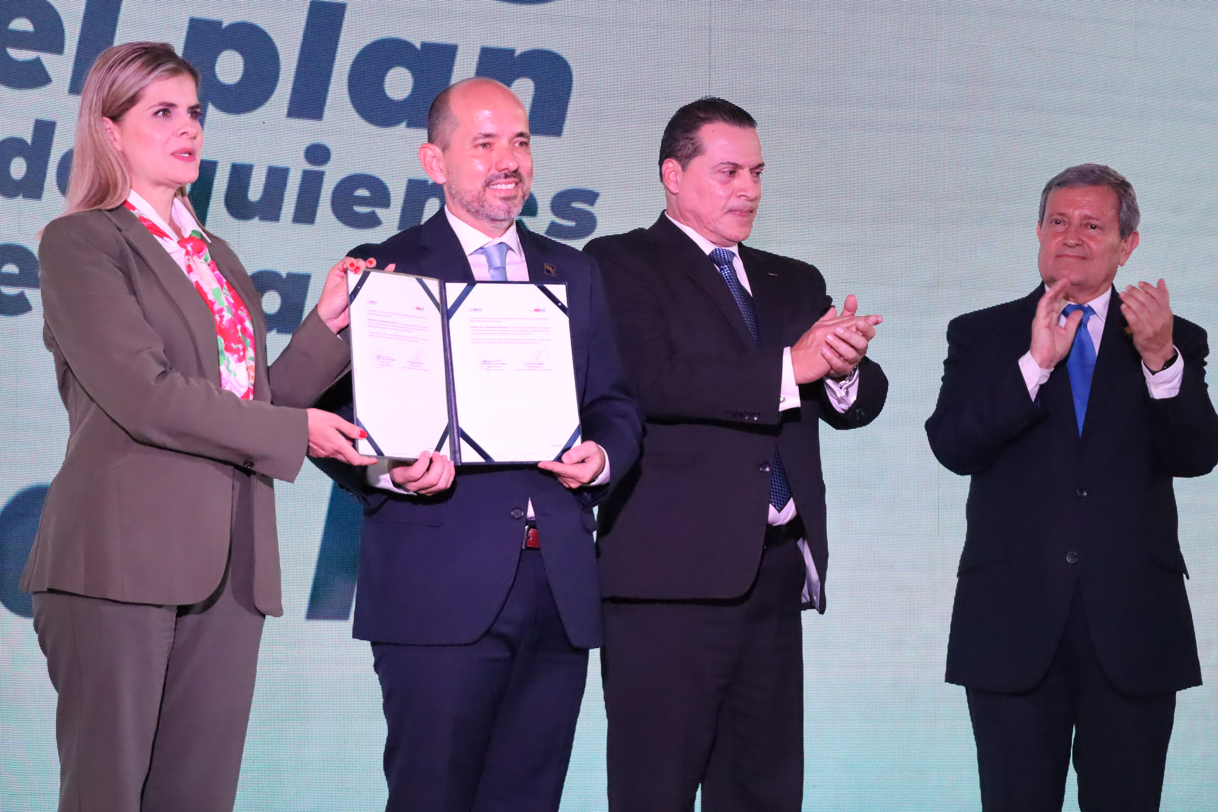 Firma de convenio con BCR como testigo de honor la Presidente Laura Fernández