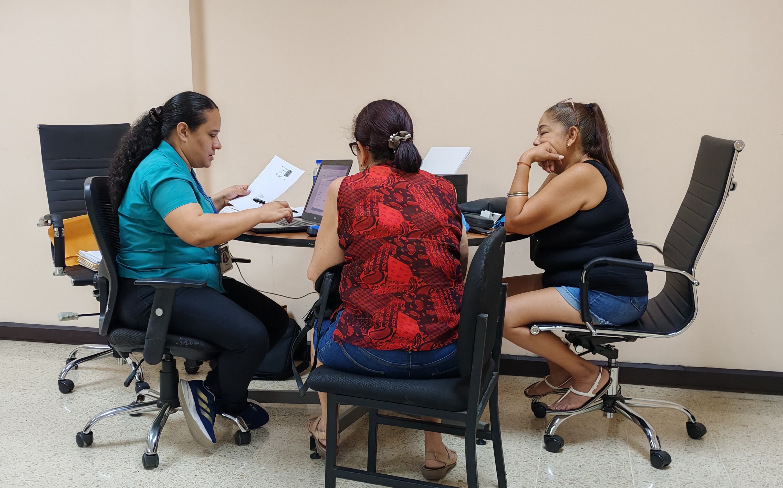 Familias de Fray Casiano de Madriz y Barrio 20 de noviembre, en Chacarita de Puntarenas recibieron sus títulos de propiedad