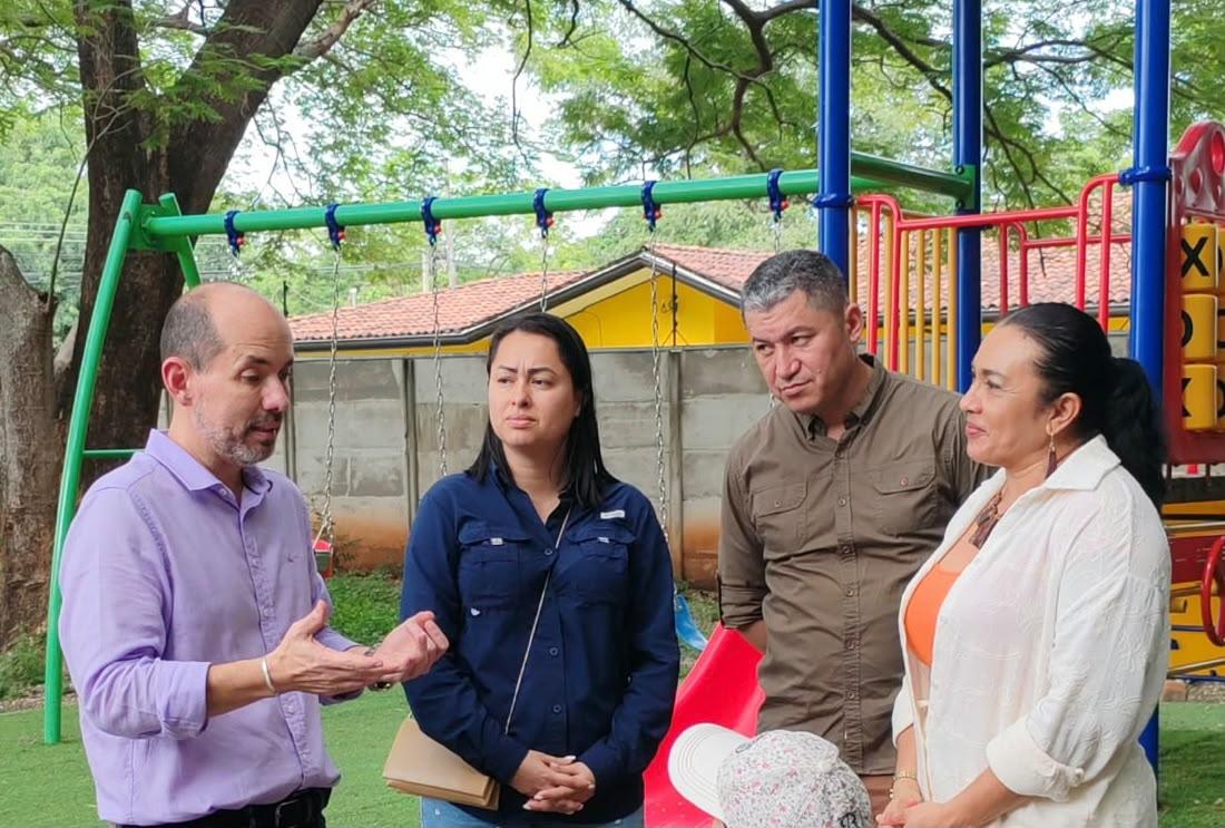 Presidente Ejecutivo con tres diputados de la zona de Guanacaste..